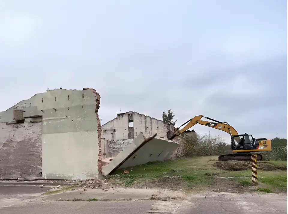 Excavadora de Loss Vial S.A. realizando una demolición en Gualeguaychú